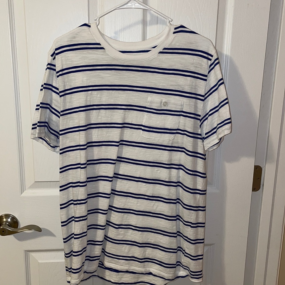 Men’s Old Navy Pocket Tshirt Size: Large
